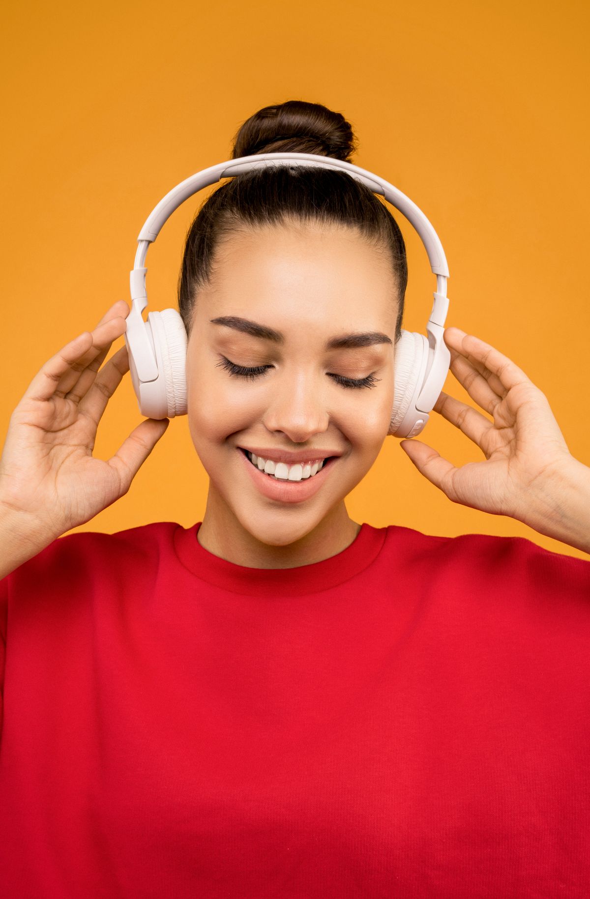 Retrato de una persona sonriendo con auriculares